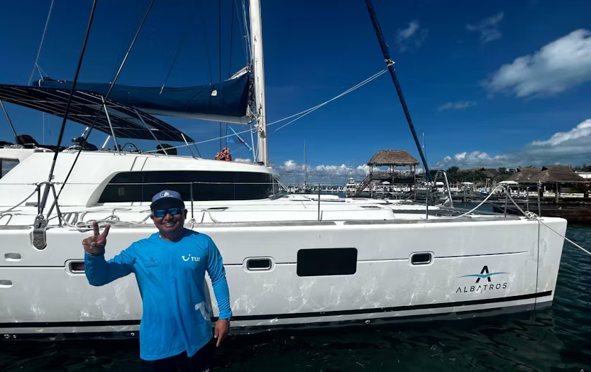 Isla Mujeres family cruise with snorkelling and lunch with shared golf cart tour - Image 4